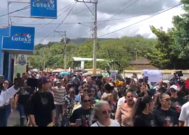 Cientos marchan en Sabana Iglesia contra presencia de haitianos tras crimen de joven; elevan recompensa a RD$500 mil por prófugo