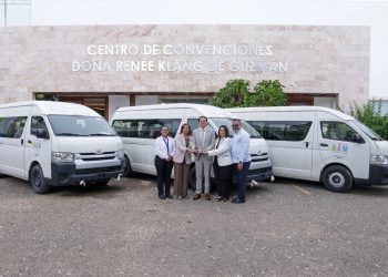 CONANI recibe minibuses donados por el ACNUR; unidades permitirán fortalecer capacidad de respuesta de la institución