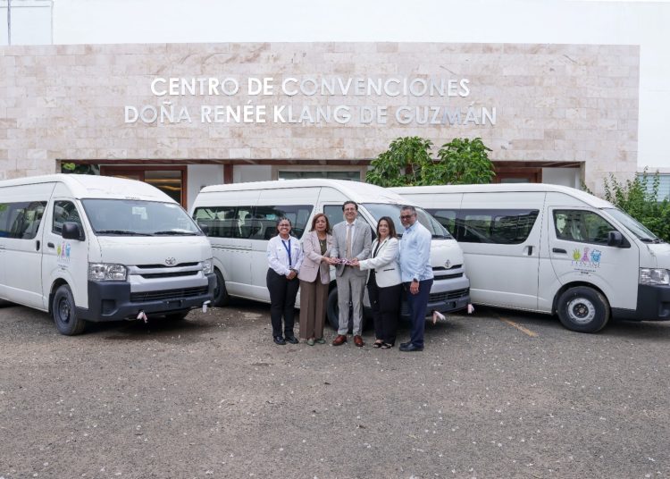 CONANI recibe minibuses donados por el ACNUR; unidades permitirán fortalecer capacidad de respuesta de la institución