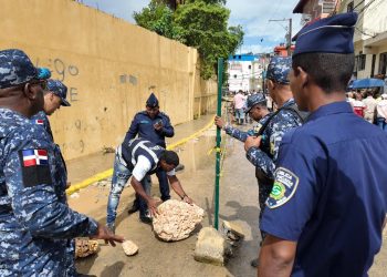 Acordonan área de la Escuela Costa Rica tras colapso de pared perimetral