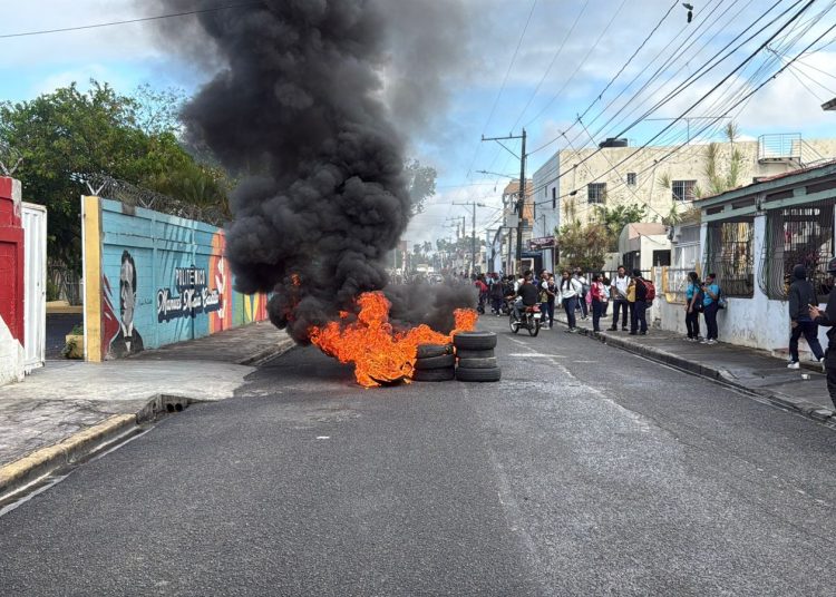 FER protesta por intervención policial en liceo Ercilia Pepín y exige libertad de estudiantes en SFM