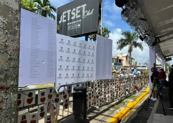 Persisten actos de recuerdo en la “zona cero” del Jet Set tras cese de lluvias; mantienen montaje para misa