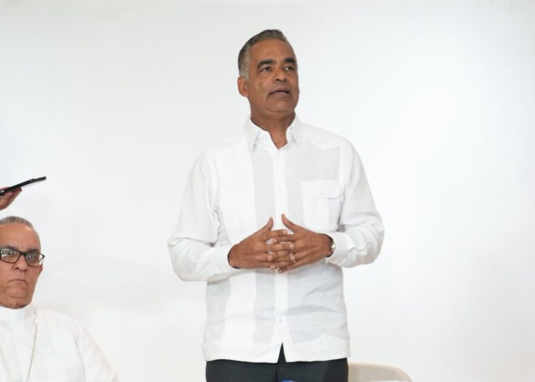 Joel Santos reitera ante comunitarios que no planean explotar la Cordillera Septentrional