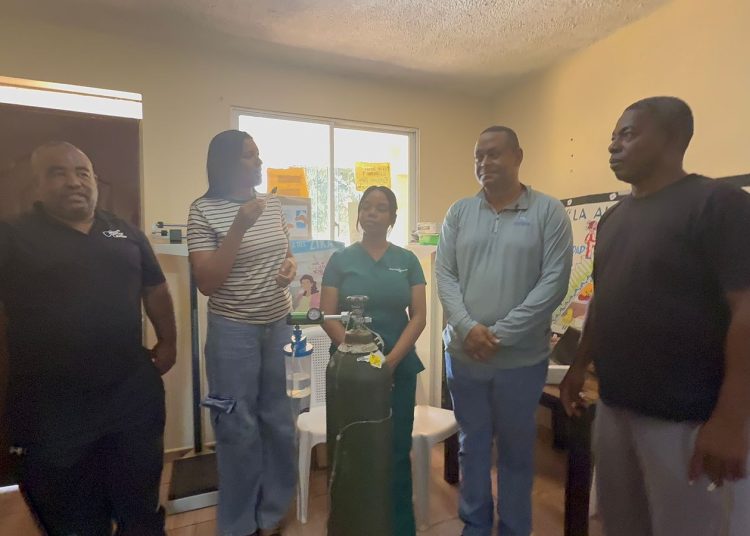 Fundación Rincón Bay fortalece servicios de salud en Las Galeras con donación de tanque de oxígeno