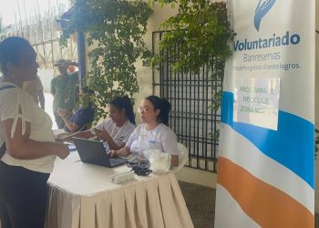 Voluntariado Banreservas impacta comunidades durante jornada de intercambio de plástico por alimentos en Santiago