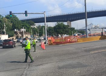 Cierran temporalmente el Puente Flotante de Santo Domingo por paso de embarcación