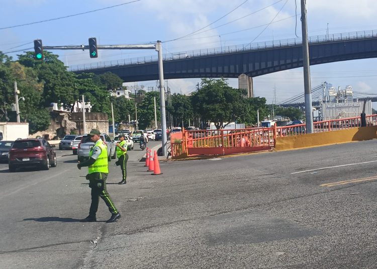 Cierran temporalmente el Puente Flotante de Santo Domingo por paso de embarcación