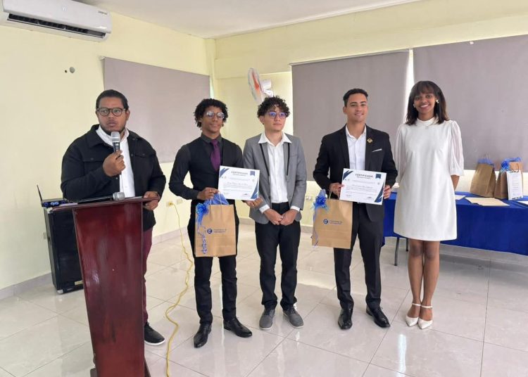 Juramentan Club Estudiantil de Liderazgo en la Regional 03 de Educación en Azua