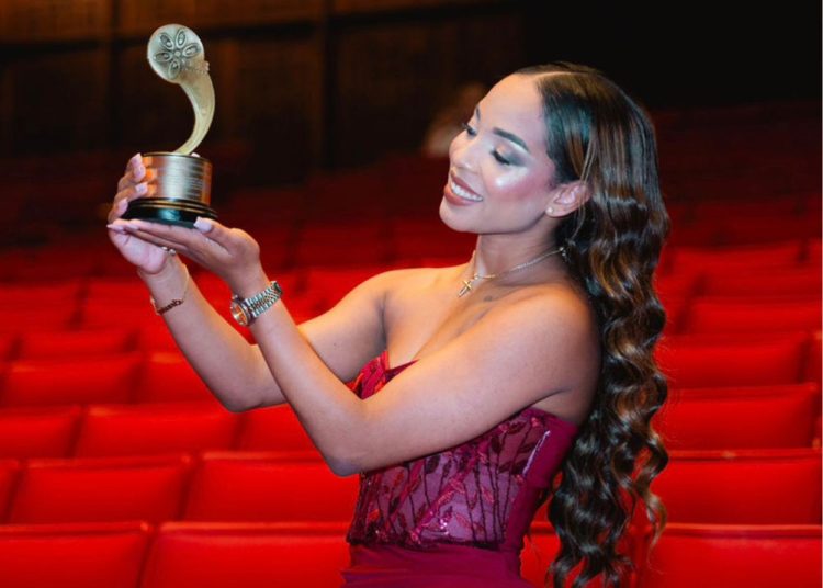 Joven empresaria, Carolin Bravo es premiada por su liderazgo femenino en sector cooperativismo dominicano