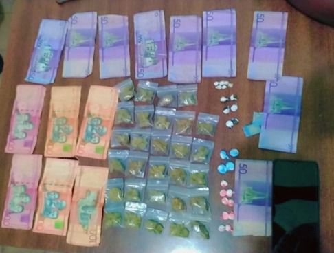 Policía apresa a individuo con drogas, dinero y motocicleta en sector Canasta, San Cristóbal