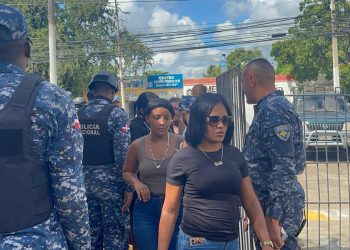 Entre el dolor y la exigencia de justicia sepultan a joven abatido por Dicrim en Santiago