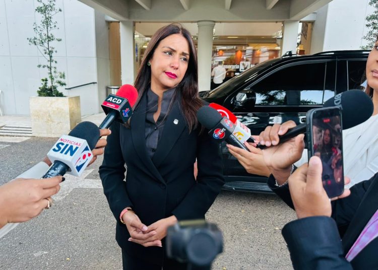 Selinée Méndez, entre lágrimas, despide a Carlos Bautista y resalta su legado humano y profesional