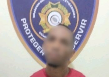 Policía apresa a hombre en flagrante delito con presuntas drogas y dinero en Moca