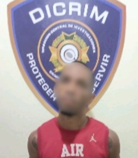 Policía apresa a hombre en flagrante delito con presuntas drogas y dinero en Moca