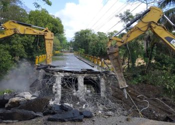 Gobierno demuele puente colapsado sobre el río Camú en Puerto Plata