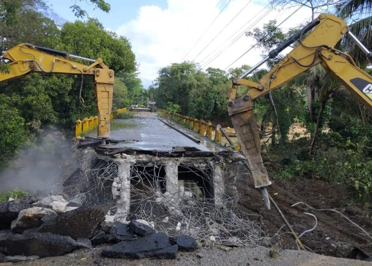 Gobierno demuele puente colapsado sobre el río Camú en Puerto Plata
