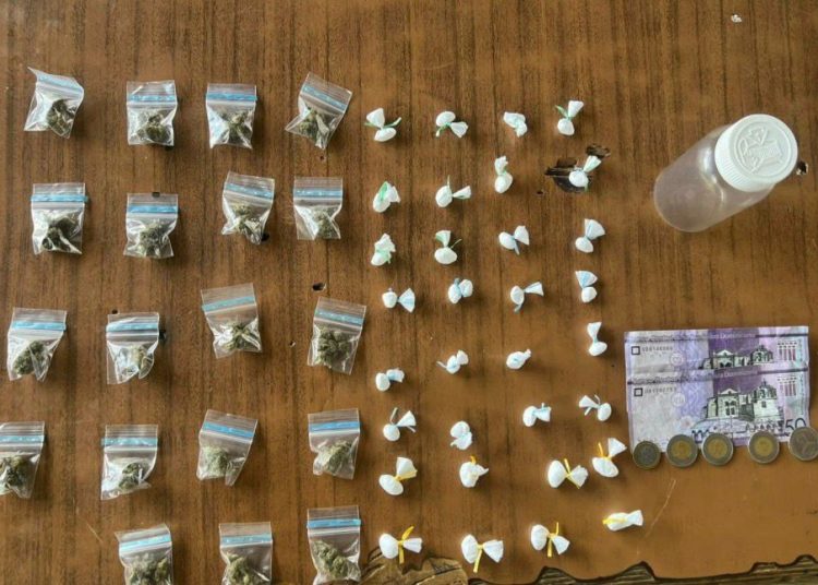 Policía incauta más de 580 porciones de drogas y desmantela puntos de venta en operativos en Santiago