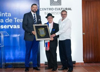 Banreservas reconoce a Giovanny Cruz por su trayectoria y aportes a la escena dominicana