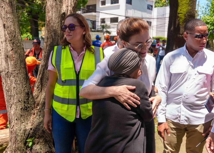 Residentes de Gazcue agradecen pronta y eficaz respuesta de Carolina tras daños por ráfagas de viento