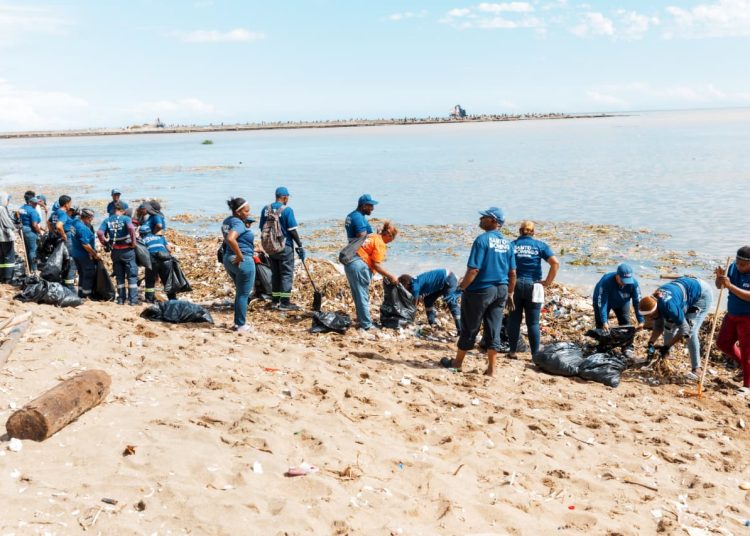 Alcaldía del DN, Medio Ambiente y otras entidades realizan limpieza en playa Montesinos