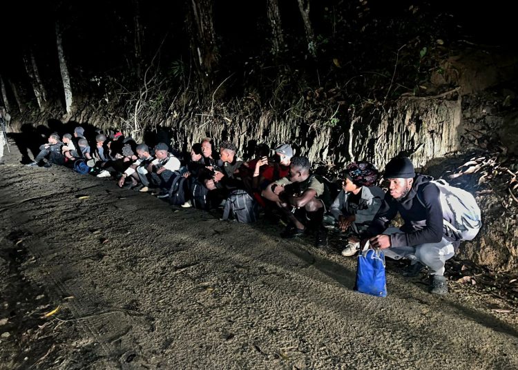 Patrulla del Ejército detiene a 19 haitianos indocumentados en operativo en Loma de Cabrera