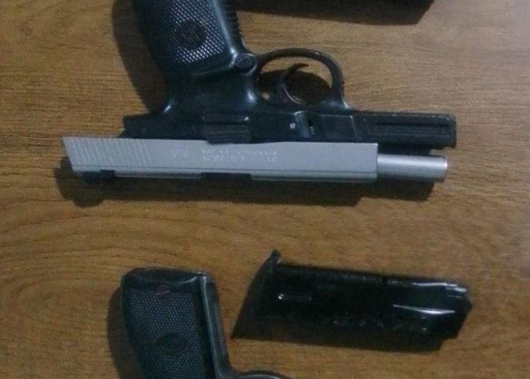Arrestan a cuatro personas y ocupan armas ilegales en Santiago