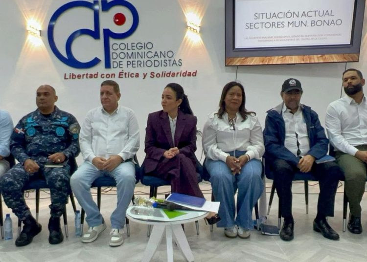 Ministra Faride Raful escucha reclamos y coordina soluciones en Bonao