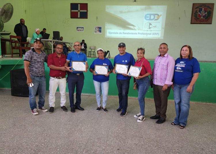 ADP Azua reconoce a docentes por su compromiso con la educación y responsabilidad con el gremio