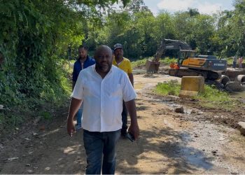 Anderson De Los Santos informa sobre reparación de desvío en La Cuesta del Jobo, Yamasá