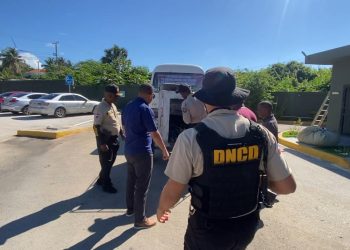 Detienen en Barahona a chofer y cobrador de autobús con 11 paquetes de presunta marihuana