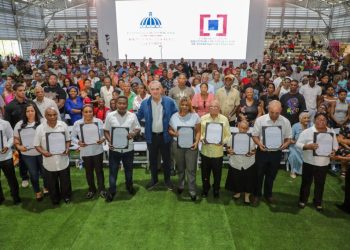  Abinader inicia entrega de títulos de propiedad de la parcela 1-B del sector Los Guandules