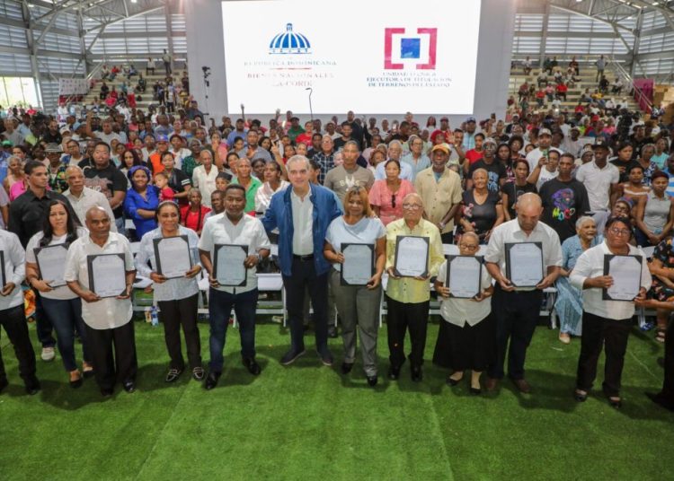  Abinader inicia entrega de títulos de propiedad de la parcela 1-B del sector Los Guandules