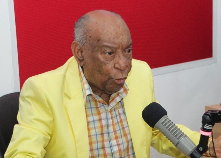 Osvaldo Cepeda y Cepeda: la voz que se inmortalizó en los desfiles militares