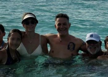 Alejandro Sanz rinde homenaje a víctimas del Jet Set durante un concierto