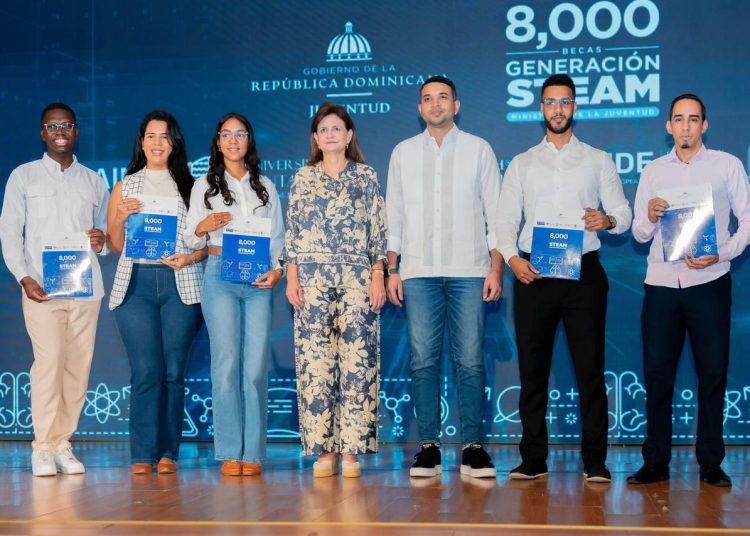Ministerio de la Juventud continúa entrega de 8,000 becas Generación STEAM en la región Norte