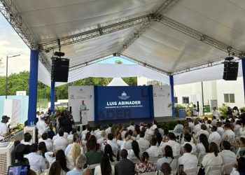 Abinader reafirma compromiso con programas de vivienda y anuncia continuidad de titulaciones en Guerra