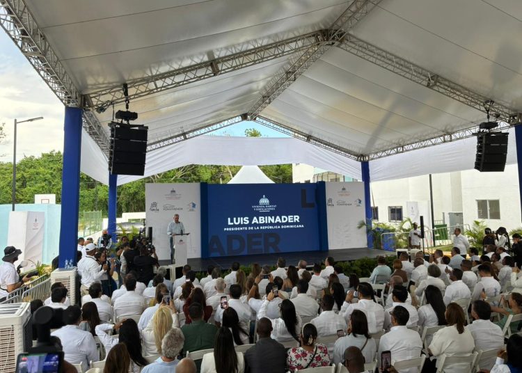 Abinader reafirma compromiso con programas de vivienda y anuncia continuidad de titulaciones en Guerra