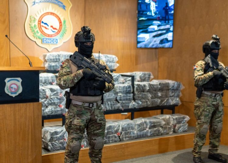 Incautan 375 paquetes de presunta cocaína en operativo conjunto frente a costas de Baní