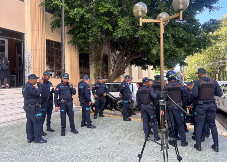 Autoridades custodian Palacio de Justicia en espera de los hermanos Espaillat por caso Jet Set