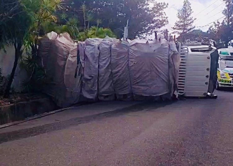 Camión cargado de desechos de madera se vuelca en cuesta hacia Jumunuco, Jarabacoa