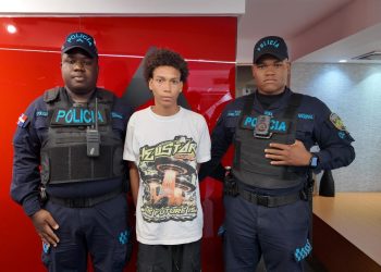 Familiares entregan joven a la PN acusado de atraco a agente policial en redacción de De Último Minuto