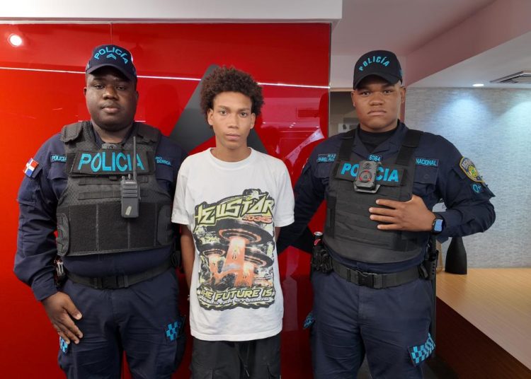 Familiares entregan joven a la PN acusado de atraco a agente policial en redacción de De Último Minuto