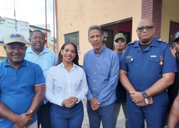 Betty Gerónimo inicia reconstrucción de estación de bomberos en SDN tras una década de abandono