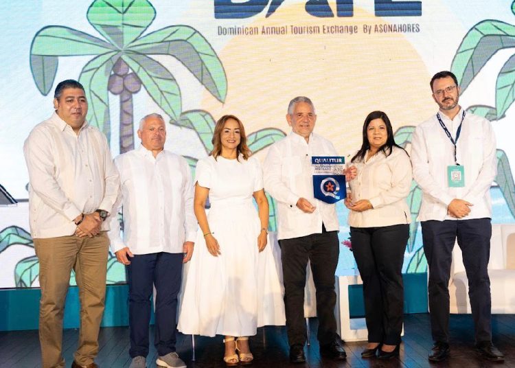Ministerio de Turismo entrega placas QUALITUR a establecimientos turísticos