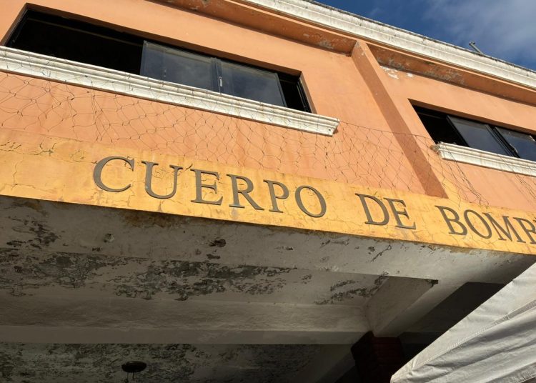 Betty Gerónimo constata abandono total de estación de bomberos en Santo Domingo Norte