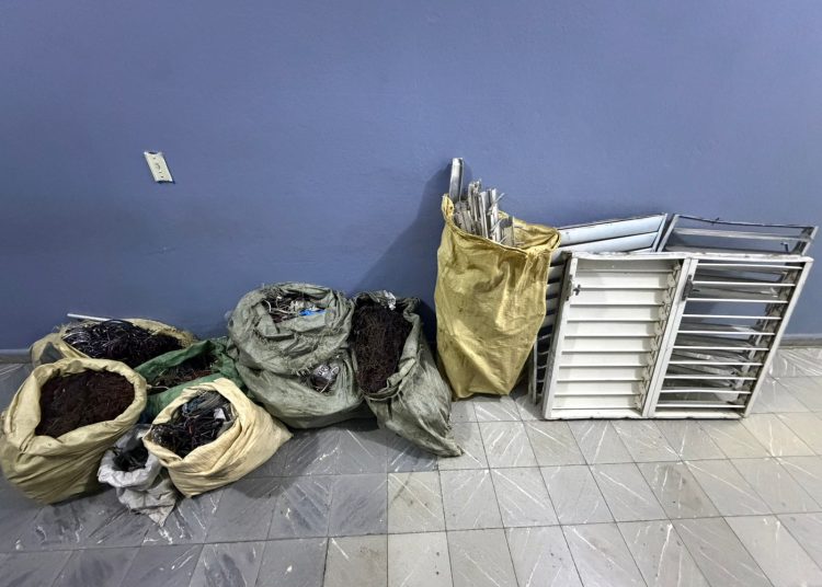 Arrestan dos hombres tras allanamiento a metalera en San Juan