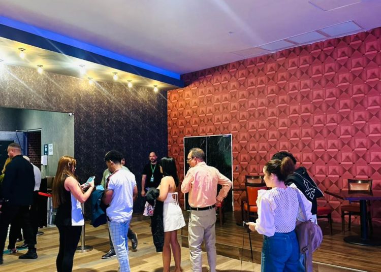 Fanáticos llegan a Hard Rock Café Santo Domingo para primera entrega de Cultura Pop