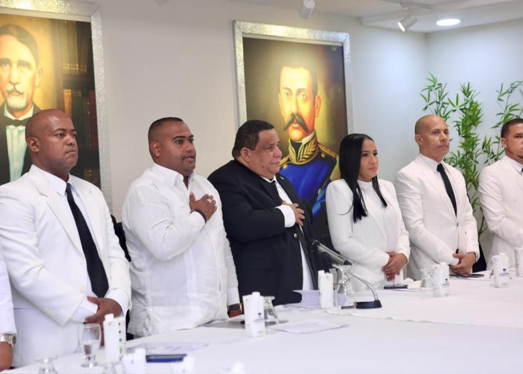 Alcalde de Azua rinde cuentas y propone solución vial en el sur