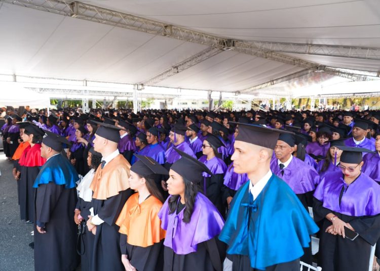 UASD gradúa a 3,348 profesionales en acto por la Gesta de Abril de 1965