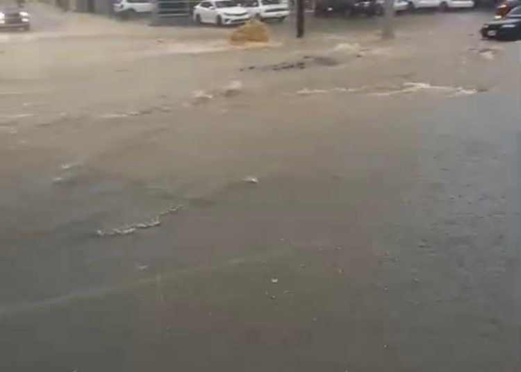 Fuertes lluvias provocan inundaciones y caos vial en Santiago